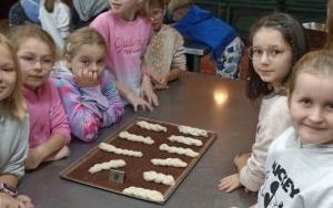 Uczniowie klasy 2a i 3a na wycieczce do Muzeum chleba i Szkolnictwa w Radzionkowie (10)