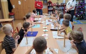 Uczniowie klas 1 i 2 podczas warsztatów świątecznych (8)