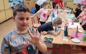 Uczniowie klas 1 i 2 podczas warsztatów świątecznych (6)