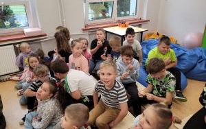 Uczniowie klas I-III podczas warsztatów przyrodniczych (17)