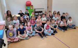 Uczniowie klas I-III podczas warsztatów przyrodniczych (10)