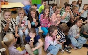 Uczniowie klas I-III podczas warsztatów przyrodniczych (18)