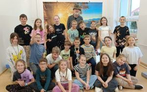 Uczniowie klas I-III podczas warsztatów przyrodniczych (8)