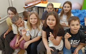 Uczniowie klas I-III podczas warsztatów przyrodniczych (9)