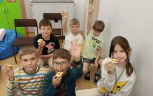 Uczniowie klas I-III podczas warsztatów przyrodniczych (4)