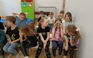Uczniowie klas I-III podczas warsztatów przyrodniczych (5)
