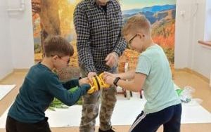 Uczniowie klas I-III podczas warsztatów przyrodniczych (2)
