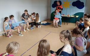 Uczniowie klasy IV i V podczas zajęć z zakresu pierwszej pomocy przedmedycznej. (11)