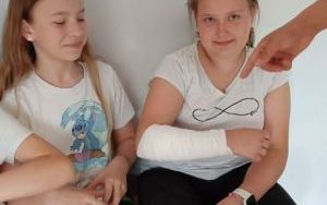 Uczniowie klasy IV i V podczas zajęć z zakresu pierwszej pomocy przedmedycznej. (12)