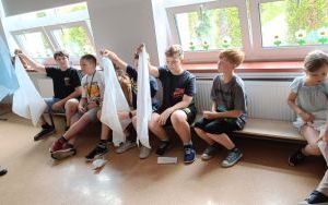 Uczniowie klasy IV i V podczas zajęć z zakresu pierwszej pomocy przedmedycznej. (13)