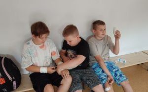 Uczniowie klasy IV i V podczas zajęć z zakresu pierwszej pomocy przedmedycznej. (7)