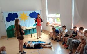 Uczniowie klasy IV i V podczas zajęć z zakresu pierwszej pomocy przedmedycznej. (3)